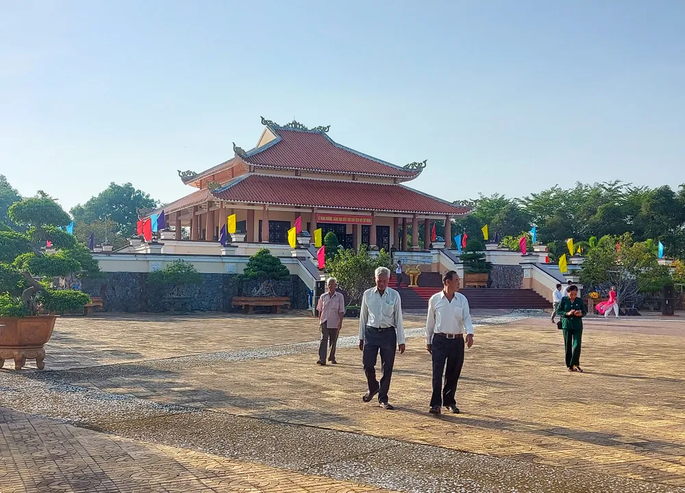 Đền thờ Bác Hồ tại huyện Cù Lao Dung Đền thờ Bác Hồ tại huyện Cù Lao Dung