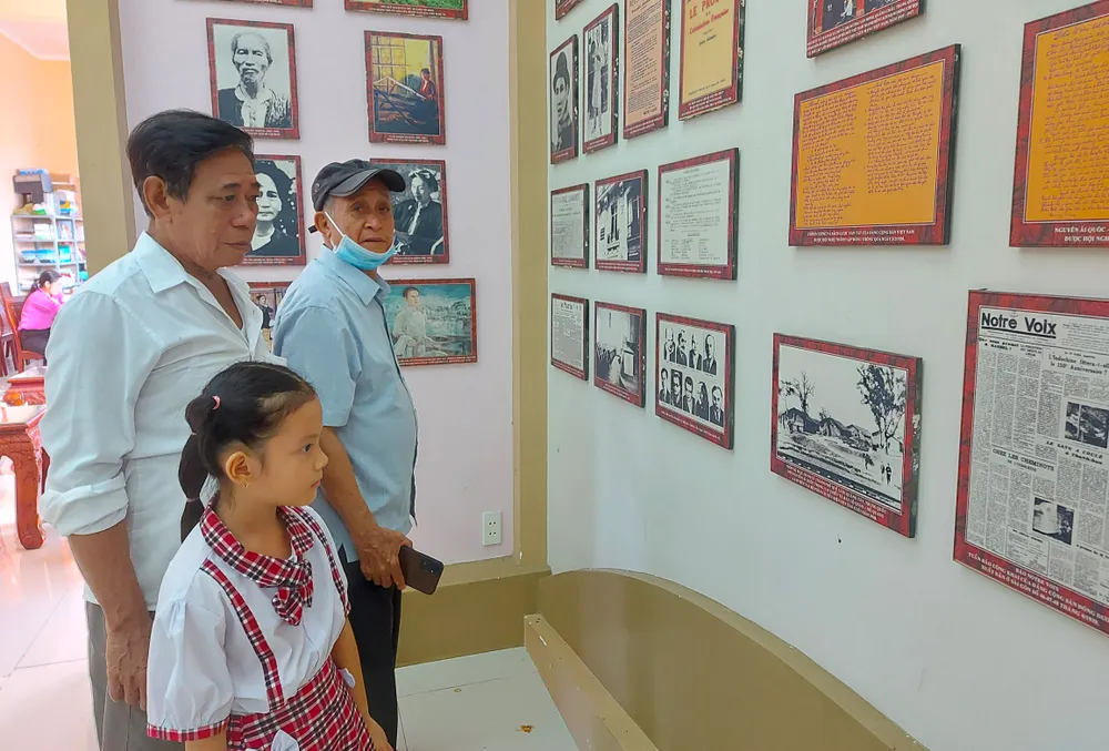 Người dân tham quan tại Nhà trưng bày trong khuôn viên Đền thờ Bác Người dân tham quan tại Nhà trưng bày trong khuôn viên Đền thờ Bác