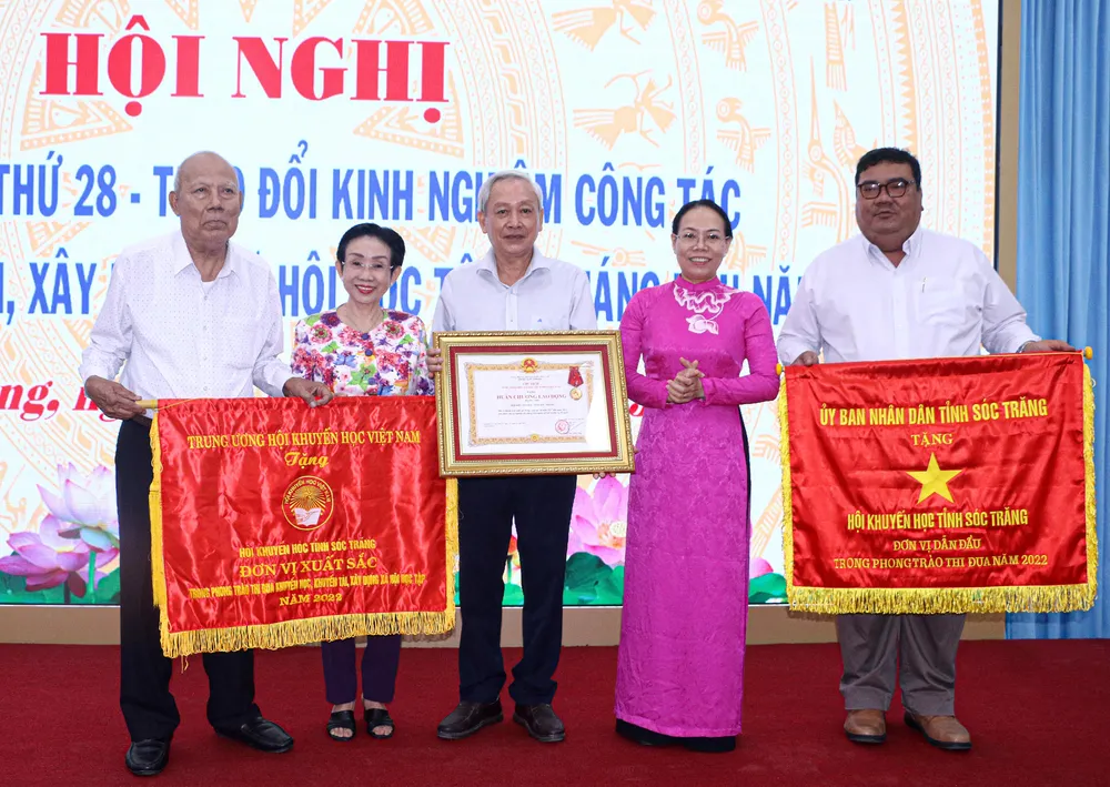 Hội Khuyến học tỉnh Sóc Trăng vinh dự đón nhận Huân chương Lao động hạng Nhì của Chủ tịch nước