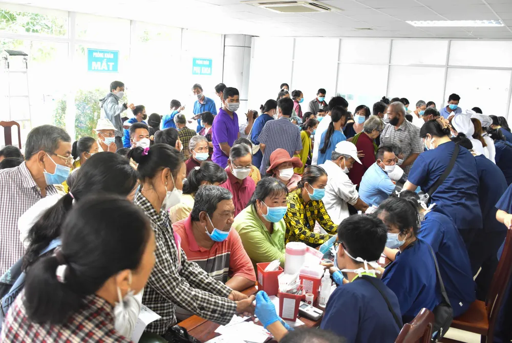 Đông đảo người dân đến với chương trình khám, chữa bệnh