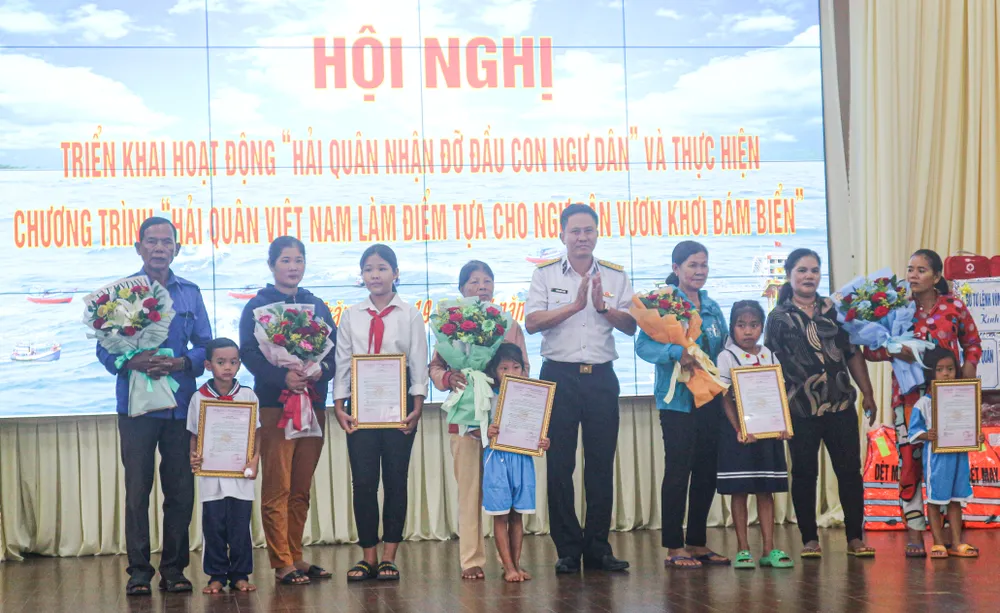 Các cháu là con của ngư dân có hoàn cảnh khó khăn được nhận đỡ đầu Các cháu là con của ngư dân có hoàn cảnh khó khăn được nhận đỡ đầu