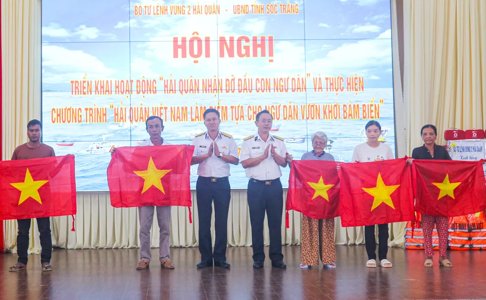 Trao tặng cờ Tổ quốc cho các ngư dân Trao tặng cờ Tổ quốc cho các ngư dân