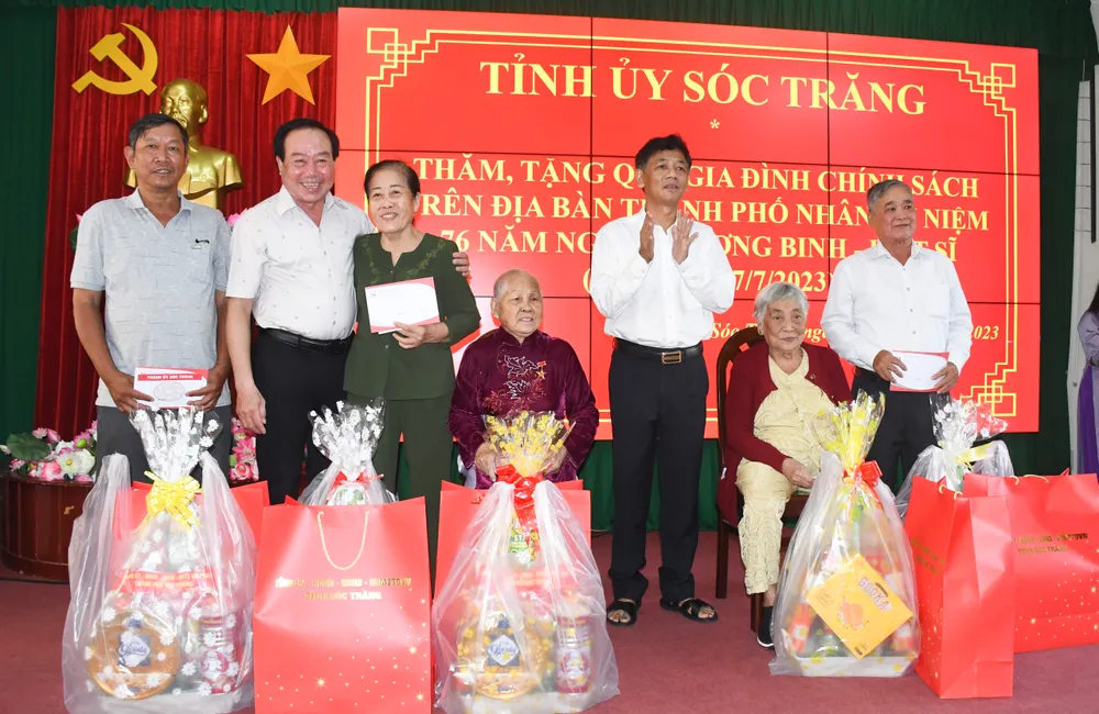 Bí thư Tỉnh ủy Sóc Trăng Lâm Văn Mẫn (thứ 3 từ phải sang) trao quà cho gia đình chính sách trên địa bàn TP Sóc Trăng Bí thư Tỉnh ủy Sóc Trăng Lâm Văn Mẫn (thứ 3 từ phải sang) trao quà cho gia đình chính sách trên địa bàn TP Sóc Trăng