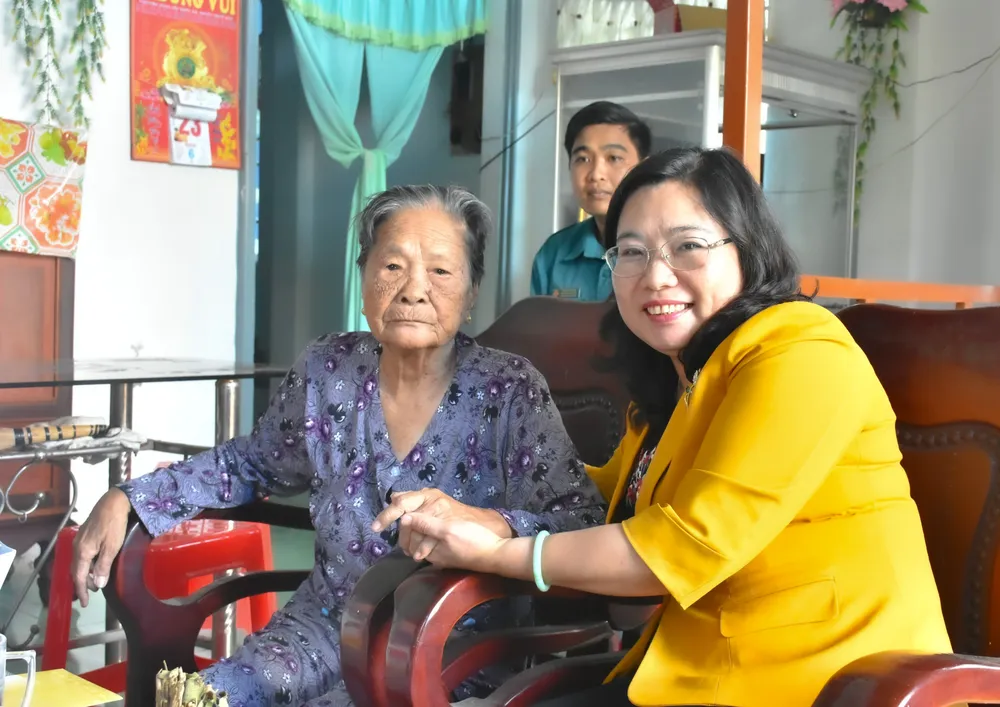 Chủ tịch HĐND tỉnh Sóc Trăng Hồ Thị Cẩm Đào thăm, tặng quà Bà mẹ Việt Nam anh hùng Lê Thị Hai ở thị xã Vĩnh Châu Chủ tịch HĐND tỉnh Sóc Trăng Hồ Thị Cẩm Đào thăm, tặng quà Bà mẹ Việt Nam anh hùng Lê Thị Hai ở thị xã Vĩnh Châu