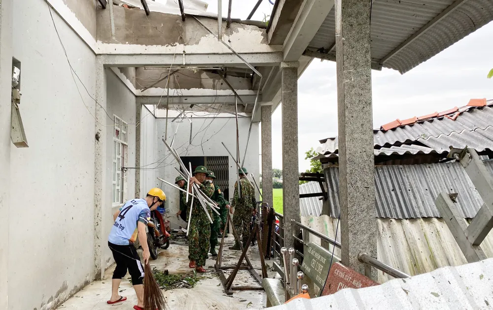 Trong sáng ngày 31-7, dông lốc đã làm hơn 40 căn nhà ở huyện Trần Đề bị hư hại Trong sáng ngày 31-7, dông lốc đã làm hơn 40 căn nhà ở huyện Trần Đề bị hư hại