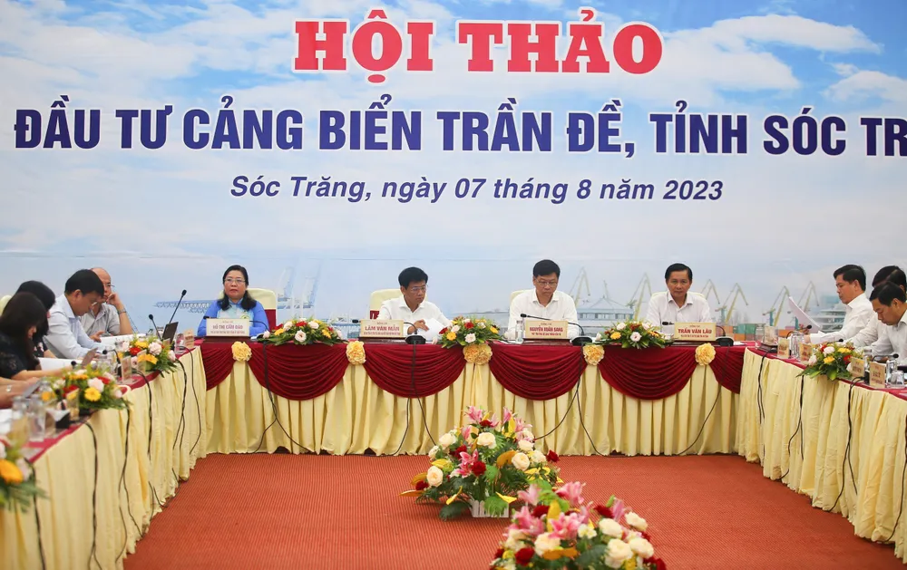 Các đại biểu chủ trì hội thảo