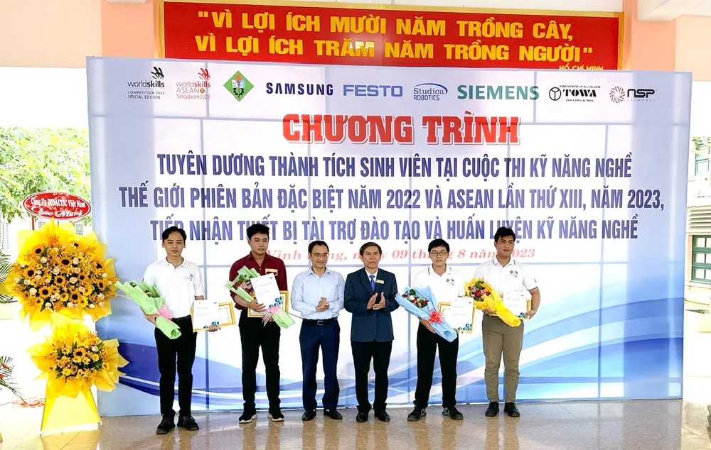 Sinh viên đạt thành tích cao tại các kỳ thi kỹ năng nghề ASIAN và Thế giới được tuyên dương, khen thưởng