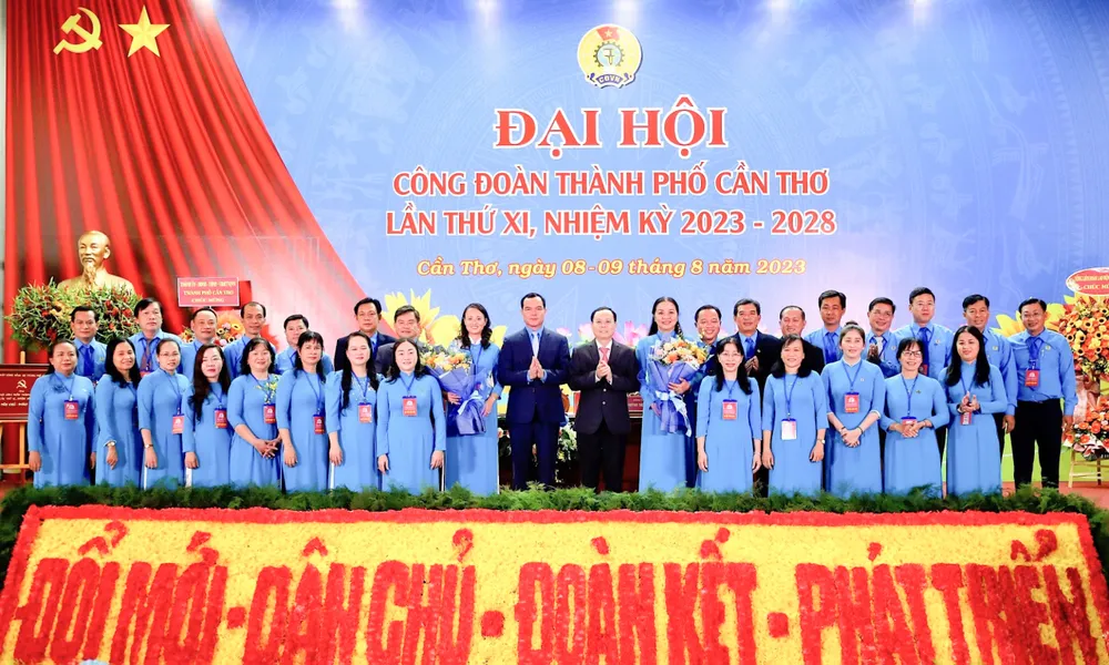 Bí thư Thành ủy Cần Thơ Nguyễn Văn Hiếu và Chủ tịch Tổng LĐLĐ Việt Nam Nguyễn Đình Khang chụp hình lưu niệm cùng Ban Chấp hành LĐLĐ TP Cần Thơ khóa XI Bí thư Thành ủy Cần Thơ Nguyễn Văn Hiếu và Chủ tịch Tổng LĐLĐ Việt Nam Nguyễn Đình Khang chụp hình lưu niệm cùng Ban Chấp hành LĐLĐ TP Cần Thơ khóa XI