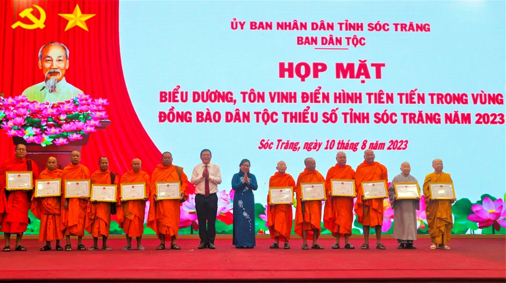Lãnh đạo tỉnh Sóc Trăng biểu dương, khen thưởng các điển hình tiên tiến trong vùng đồng bào dân tộc thiểu số
