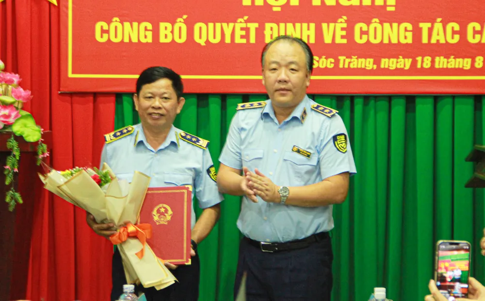 Ông Nguyễn Ngọc Hiền (trái) nhận nhiệm vụ Cục trưởng Cục QLTT tỉnh Sóc Trăng