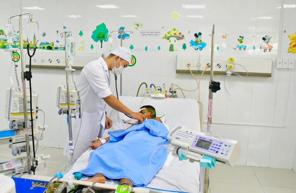 Bé D. bị ong vò vẽ đốt hơn 60 mũi đang được điều trị tích cực tại Bệnh viện Chuyên khoa Sản Nhi tỉnh Sóc Trăng