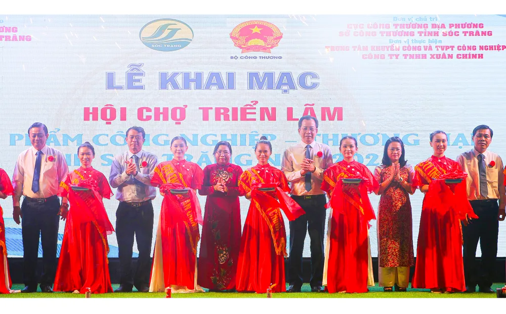 Các đại biểu cắt băng khai mạc “Hội chợ triển lãm sản phẩm công nghiệp – thương mại tỉnh Sóc Trăng năm 2023”