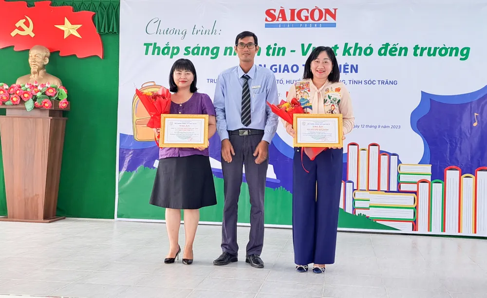 Thầy Lâm Văn Cam, Hiệu trưởng Trường THPT Đoàn Văn Tố trao thư tri ân cho Báo SGGP và đơn vị tài trợ