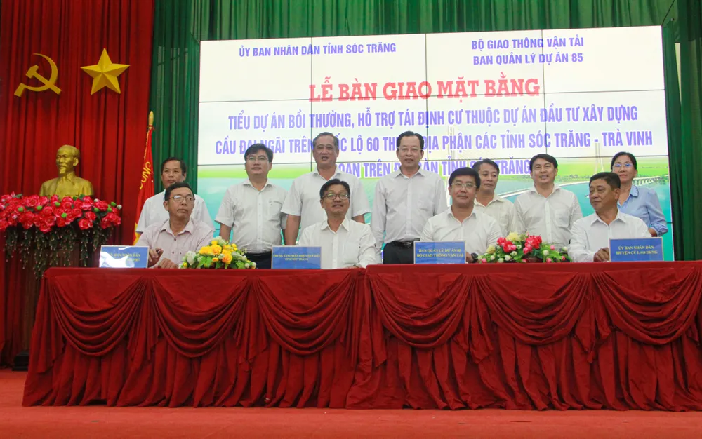 UBND tỉnh Sóc Trăng tổ chức bàn giao mặt bằng Dự án cầu Đại Ngãi cho chủ đầu tư