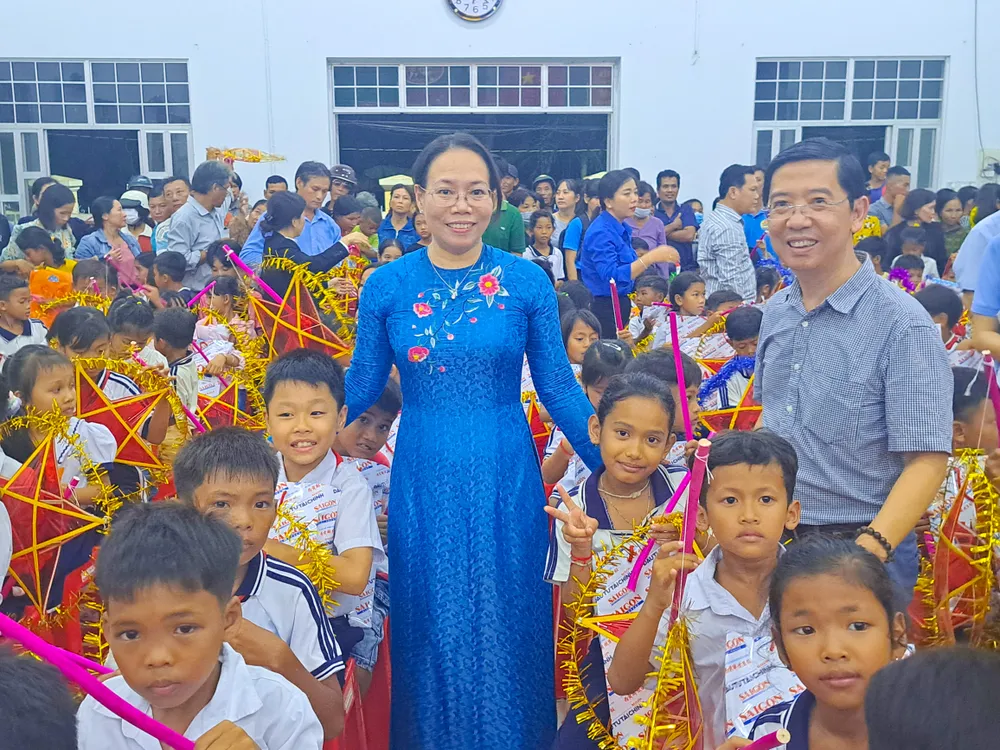Bí thư Đảng ủy, Phó Tổng Biên tập Thường trực Báo SGGP Nguyễn Thành Lợi và Phó Chủ tịch UBND tỉnh Sóc Trăng Huỳnh Thị Diễm Ngọc trao quà cho các bạn nhỏ Bí thư Đảng ủy, Phó Tổng Biên tập Thường trực Báo SGGP Nguyễn Thành Lợi và Phó Chủ tịch UBND tỉnh Sóc Trăng Huỳnh Thị Diễm Ngọc trao quà cho các bạn nhỏ