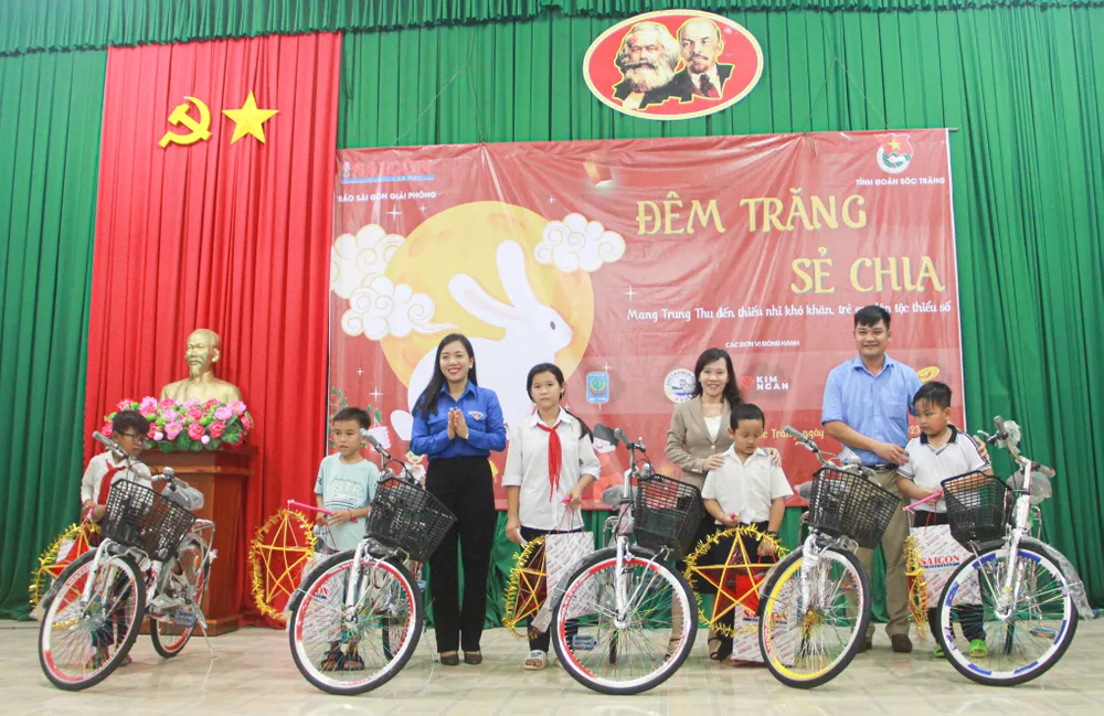 20 suất học bổng, 10 xe đạp và hơn 200 phần quà (bánh kẹo, lồng đèn, tập vở, quần áo) đã được trao đến các trẻ em đồng bào dân tộc thiểu số huyện Long Phú, tỉnh Sóc Trăng 20 suất học bổng, 10 xe đạp và hơn 200 phần quà (bánh kẹo, lồng đèn, tập vở, quần áo) đã được trao đến các trẻ em đồng bào dân tộc thiểu số huyện Long Phú, tỉnh Sóc Trăng