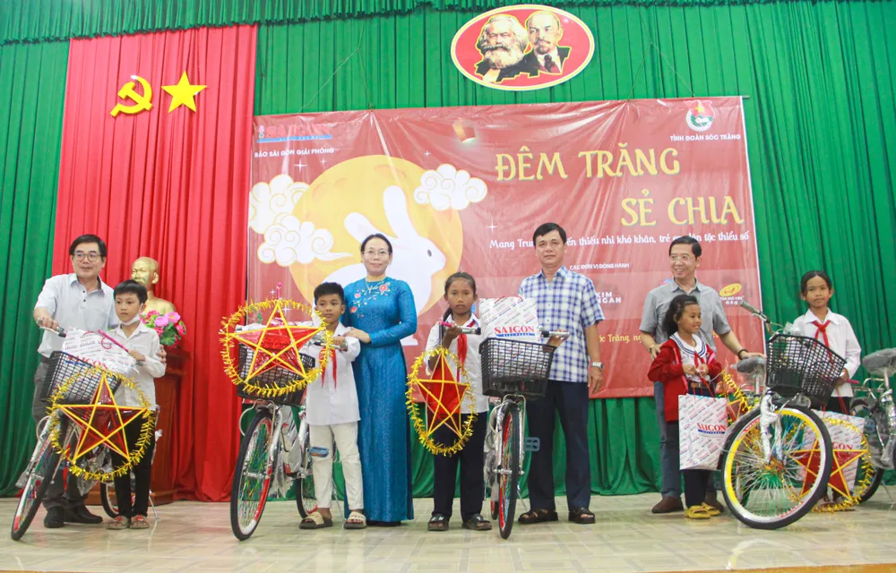 Những chiếc xe đạp xinh xắn, cùng các phần quà của Báo SGGP được trao đến các em Những chiếc xe đạp xinh xắn, cùng các phần quà của Báo SGGP được trao đến các em