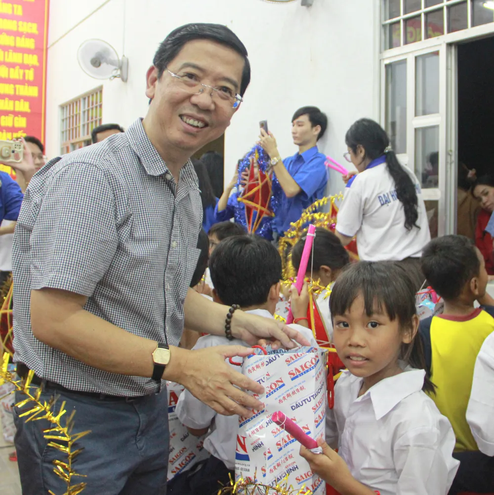 Bí thư Đảng ủy, Phó Tổng Biên tập Thường trực Báo SGGP Nguyễn Thành Lợi tặng quà trung thu cho các em thiếu nhi Bí thư Đảng ủy, Phó Tổng Biên tập Thường trực Báo SGGP Nguyễn Thành Lợi tặng quà trung thu cho các em thiếu nhi