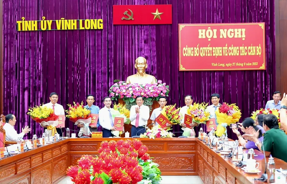 Lãnh đạo Tỉnh uỷ Vĩnh Long chúc mừng các cán bộ vừa được điều động, luân chuyển, bổ nhiệm