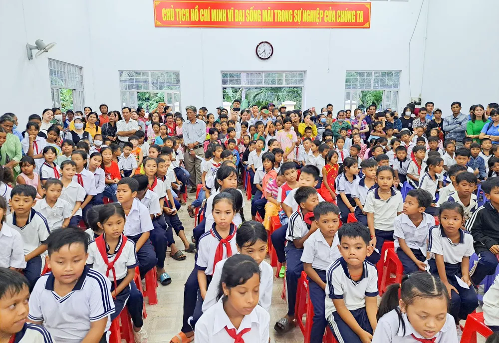 Đông đảo các bạn nhỏ là con em đồng bào dân tộc thiểu số huyện Long Phú, tỉnh Sóc Trăng có mặt tại chương trình Đông đảo các bạn nhỏ là con em đồng bào dân tộc thiểu số huyện Long Phú, tỉnh Sóc Trăng có mặt tại chương trình