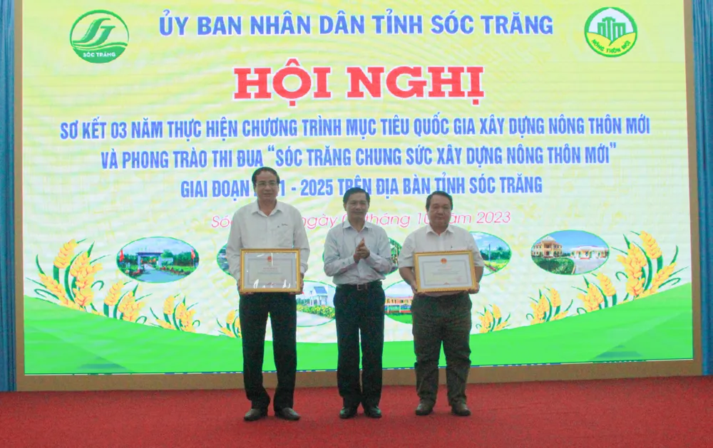 Chủ tịch UBND tỉnh Sóc Trăng Trần Văn Lâu trao bằng khen cho tập thể có nhiều đóng góp trong xây dựng NTM Chủ tịch UBND tỉnh Sóc Trăng Trần Văn Lâu trao bằng khen cho tập thể có nhiều đóng góp trong xây dựng NTM