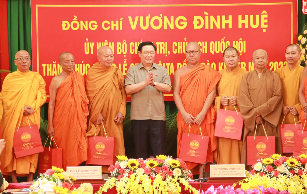 Chủ tịch Quốc hội Vương Đình Huệ tặng quà cho các sư sãi, chức sắc dịp mừng lễ Sene Đôlta năm 2023