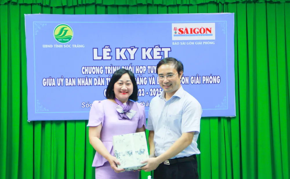 Phó Tổng Biên tập Báo SGGP Bùi Thị Hồng Sương trao quà lưu niệm cho Sở TT-TT tỉnh Sóc Trăng Phó Tổng Biên tập Báo SGGP Bùi Thị Hồng Sương trao quà lưu niệm cho Sở TT-TT tỉnh Sóc Trăng