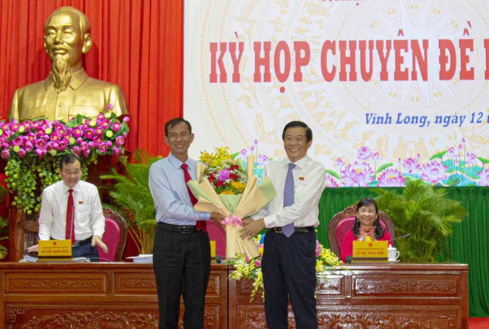Bí thư Tỉnh uỷ Vĩnh Long Bùi Văn Nghiêm (phải) tặng hoa chúc mừng Phó Chủ tịch UBND tỉnh Vĩnh Long Đặng Văn Chính Bí thư Tỉnh uỷ Vĩnh Long Bùi Văn Nghiêm (phải) tặng hoa chúc mừng Phó Chủ tịch UBND tỉnh Vĩnh Long Đặng Văn Chính
