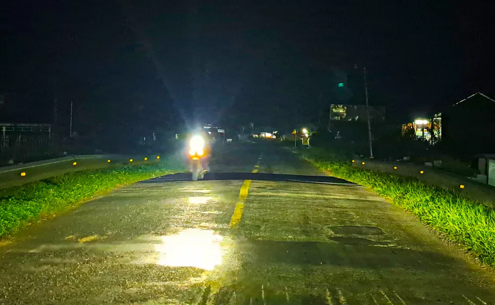 Tuyến Nam Sông Hậu có nhiều điểm gờ, mô cao bất thường trên mặt đường làm tài xế dễ mất lái khi di chuyển với tốc độ cao