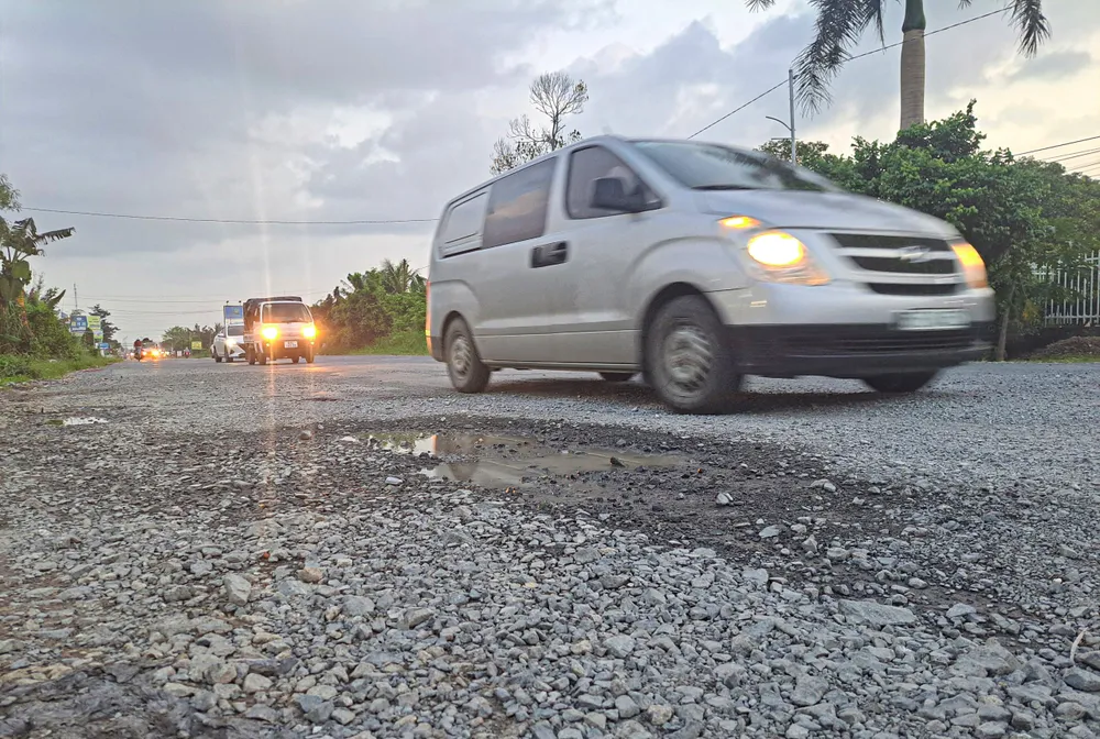 Mặt đường bong tróc làm hạn chế tốc độ di chuyển và tiềm ẩn nguy cơ tai nạn giao thông