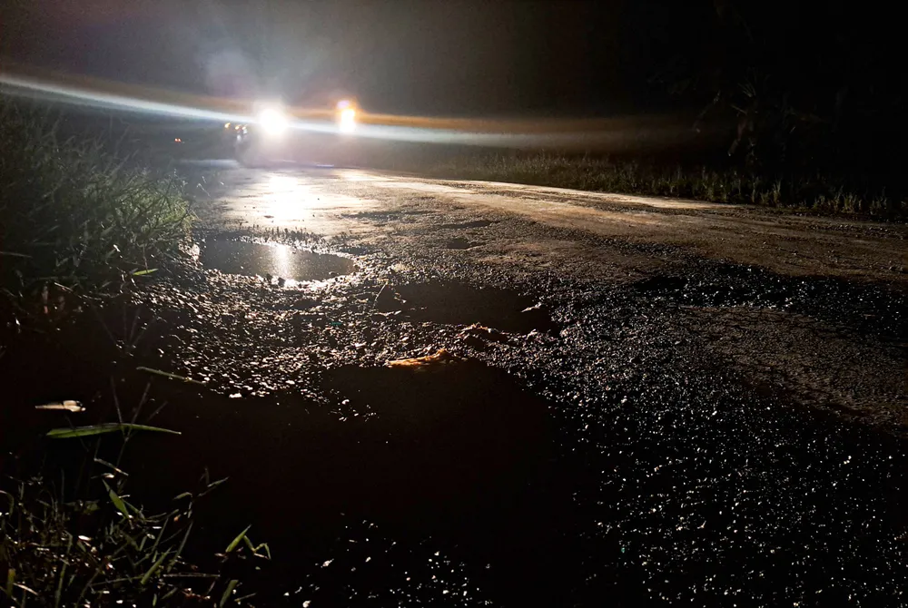 Những ổ gà, ổ voi khiến tài xế rất khó điều khiển phương tiện vào ban đêm