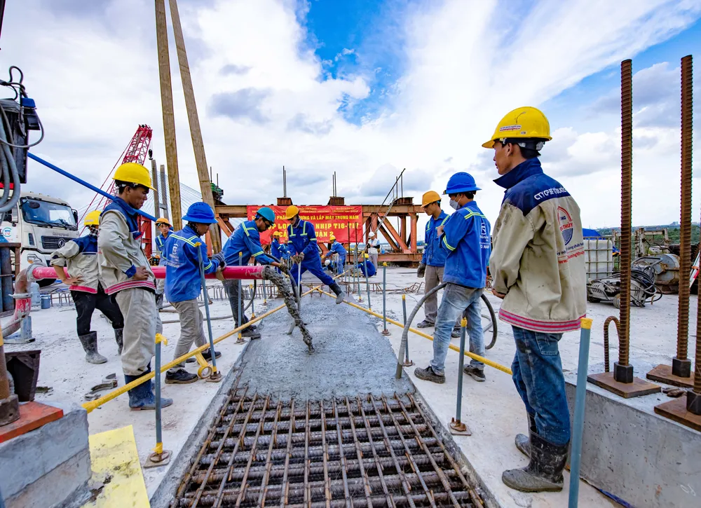 Khoảnh khắc những mét bê tông, cốt thép cuối cùng của 2 nhịp chính cầu Mỹ Thuận 2 được kết nối