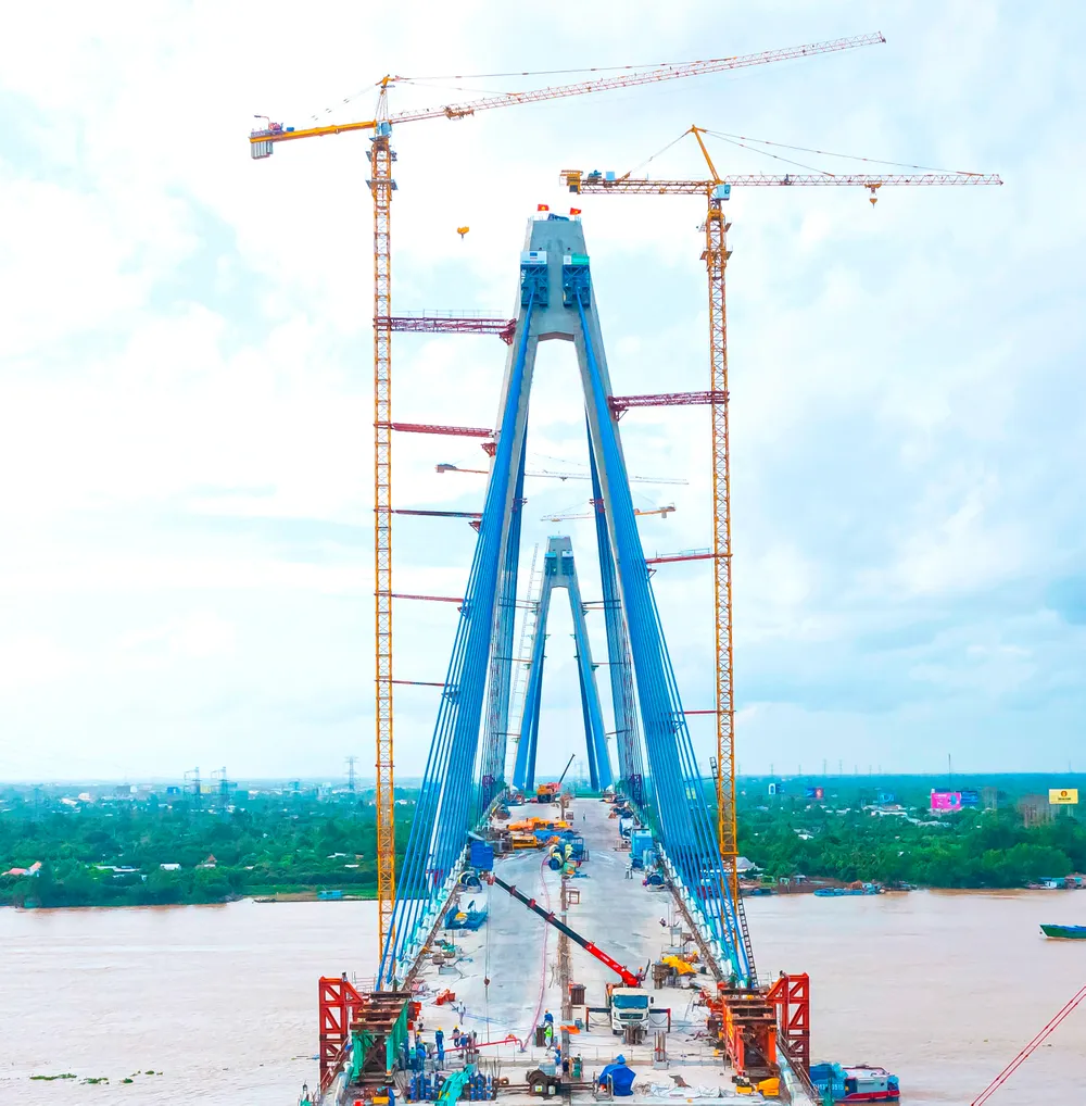 2 tháp trụ cầu chính cầu Mỹ Thuận 2