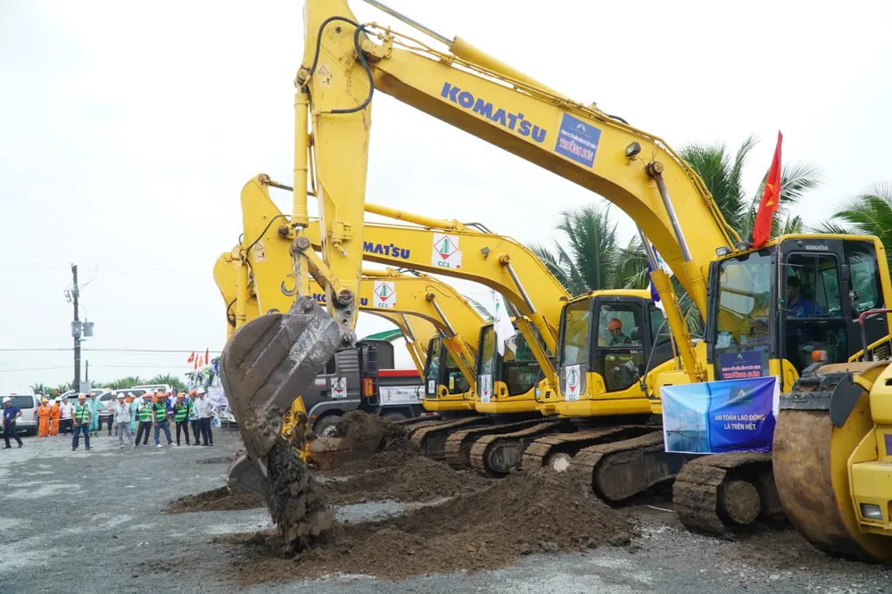 Các kỹ sư, công nhân thi công cầu Đại Ngãi thực hiện nghi thức khởi công dự án