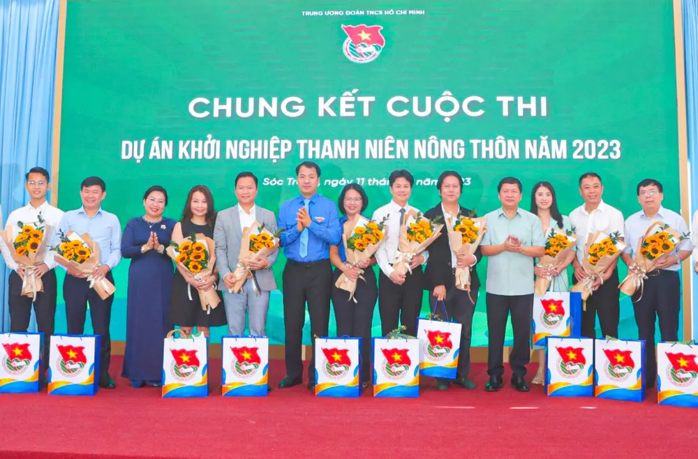 Ban tổ chức cuộc thi tặng hoa cho các thành viên ban giám khảo