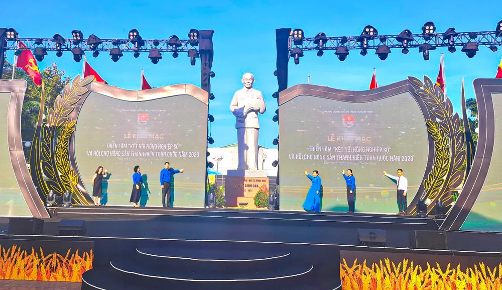 Các đại biểu thực hiện nghi thức khai mạc triển lãm và hội chợ Các đại biểu thực hiện nghi thức khai mạc triển lãm và hội chợ