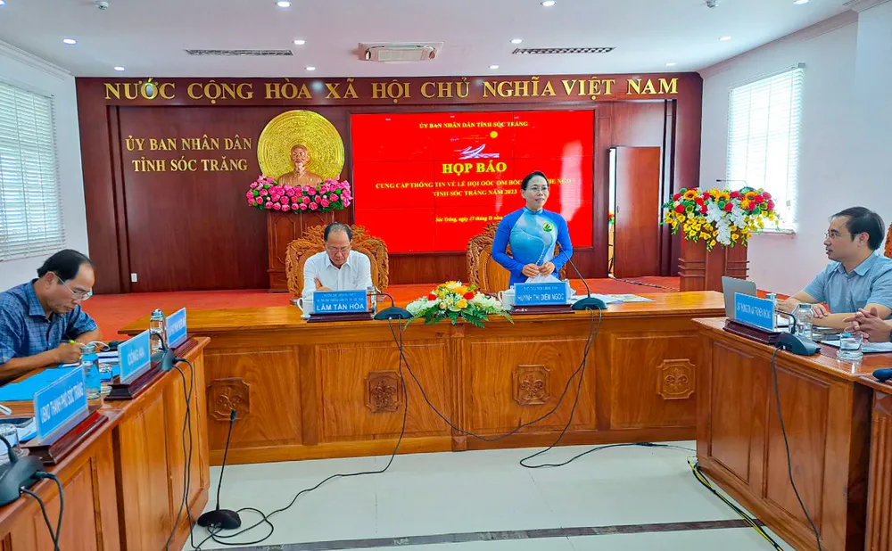 Phó Chủ tịch UBND tỉnh Sóc Trăng Huỳnh Thị Diễm Ngọc phát biểu tại buổi họp báo