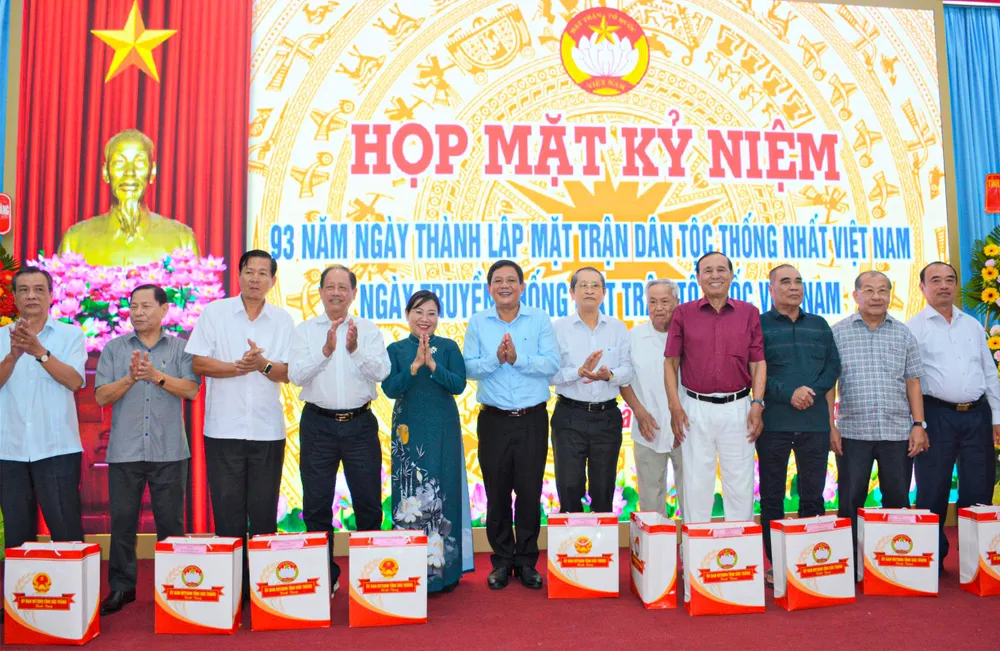 Lãnh đạo tỉnh Sóc Trăng trao quà cho nguyên lãnh đạo tỉnh, cán bộ Mặt trận qua các thời kỳ