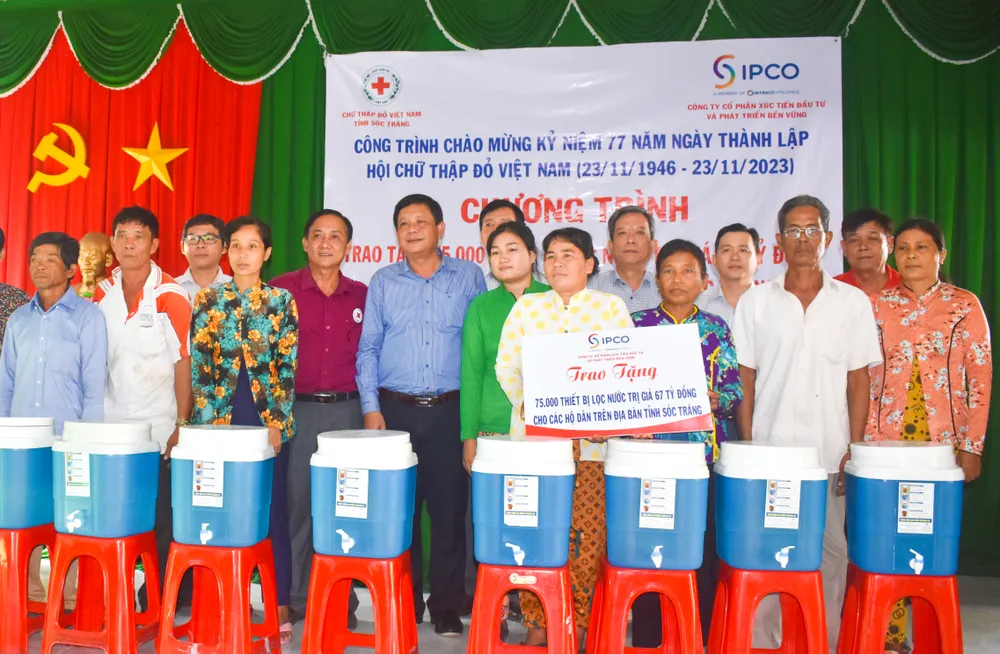 Trao tặng thiết bị lọc nước cho người dân