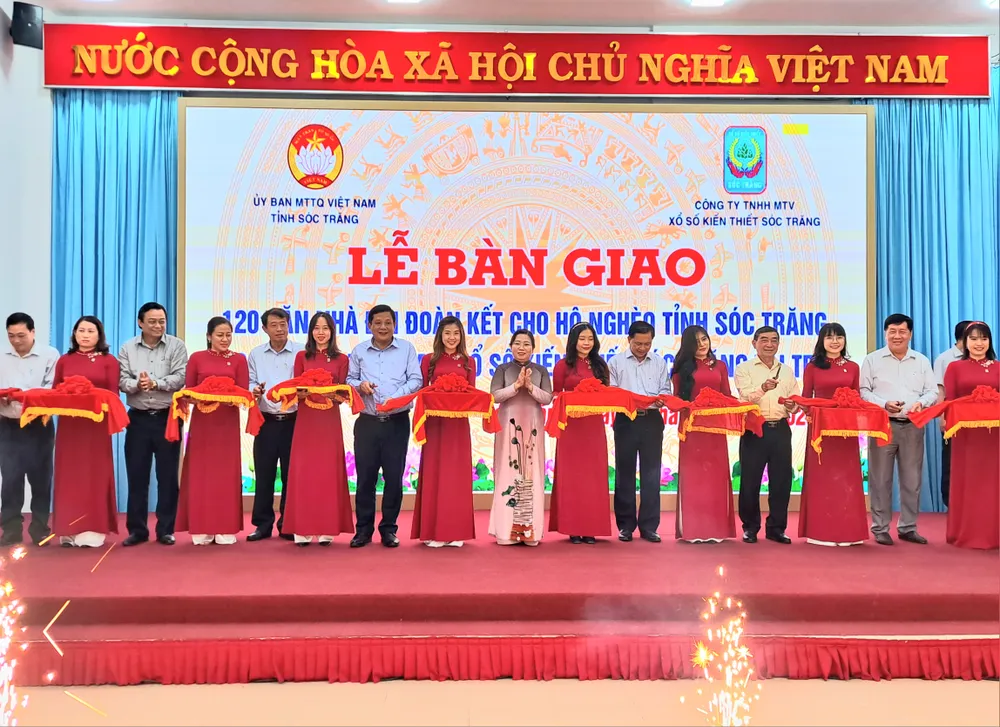 Các đại biểu cắt băng bàn giao 120 căn nhà cho hộ nghèo trên địa bàn tỉnh Sóc Trăng