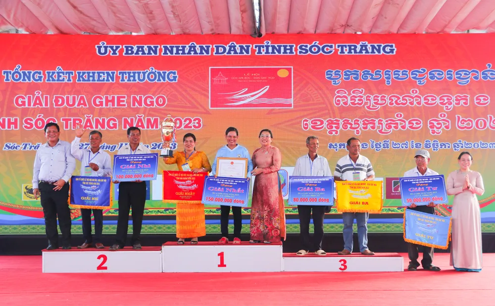 Trao giải thưởng cho các đội ghe Ngo nữ đạt thành tích cao