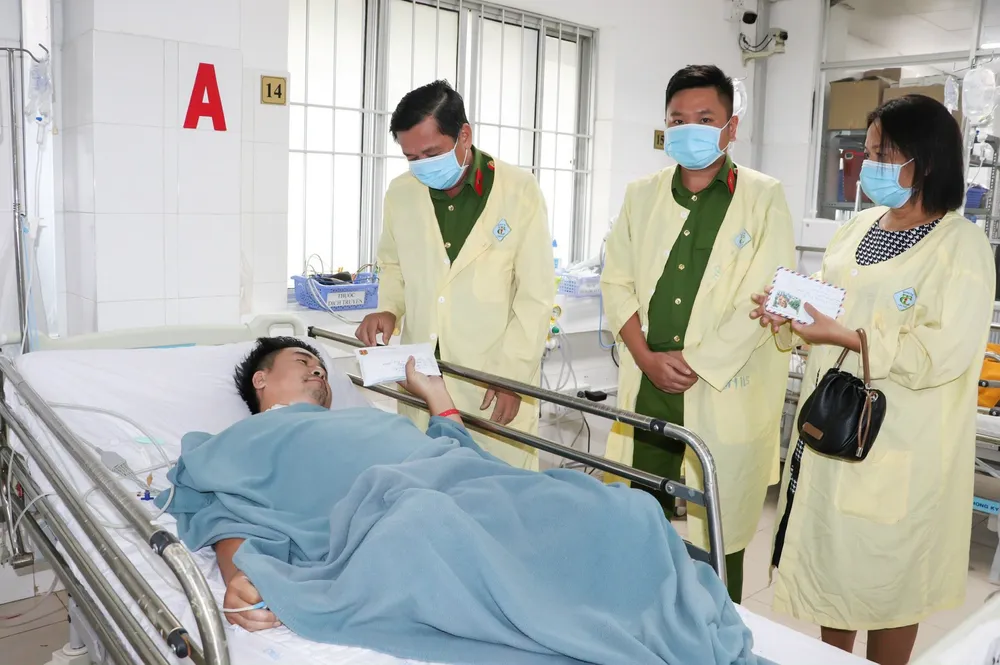 Lãnh đạo Công an huyện Long Hồ (tỉnh Vĩnh Long) thăm hỏi, động viên và trao hỗ trợ đại úy Trần Hoàng Ngôi Lãnh đạo Công an huyện Long Hồ (tỉnh Vĩnh Long) thăm hỏi, động viên và trao hỗ trợ đại úy Trần Hoàng Ngôi