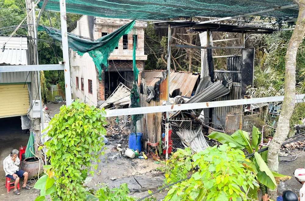 Cửa hàng máy nông nghiệp bị cháy khiến 2 cha con tử vong