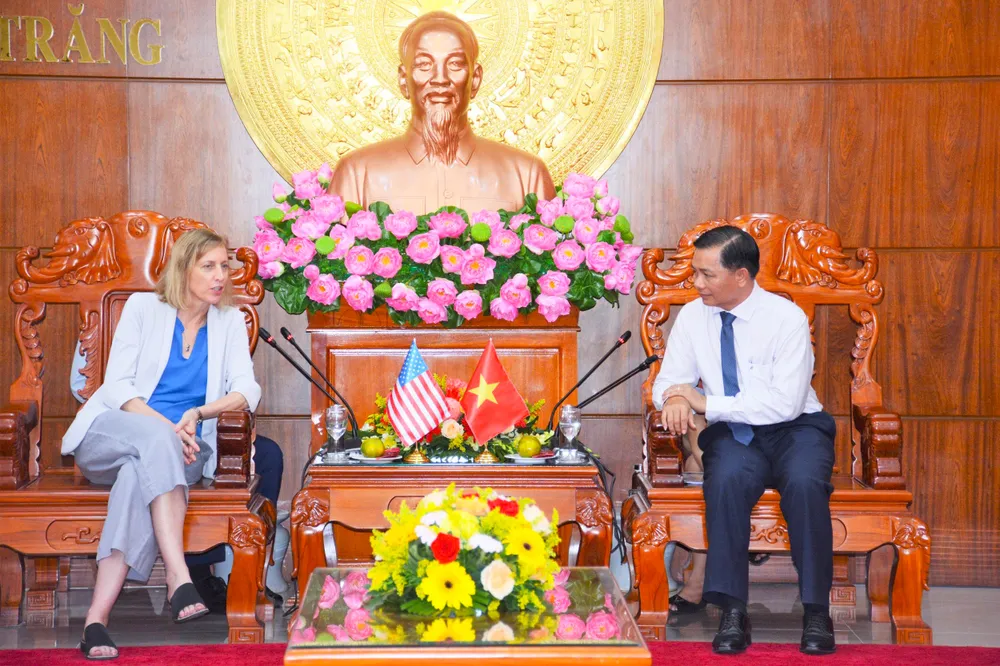 Chủ tịch UBND tỉnh Sóc Trăng Trần Văn Lâu và Tổng lãnh sự quán Hoa Kỳ tại TPHCM Susan Burns trao đổi tại buổi làm việc