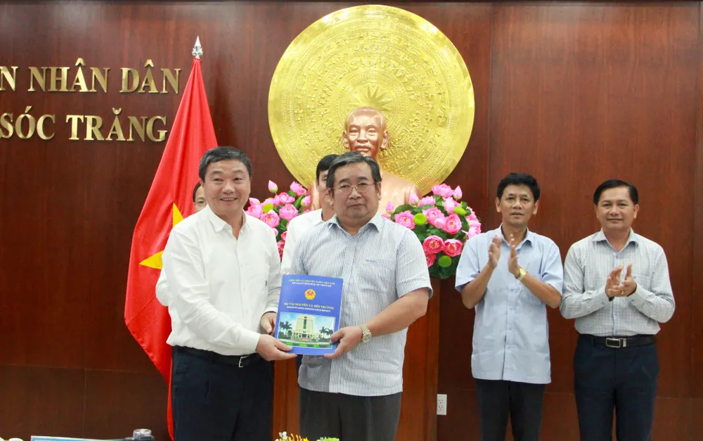 Bộ TN-MT bàn giao cho tỉnh Sóc Trăng kết quả đánh giá mỏ cát biển B1 .jpg