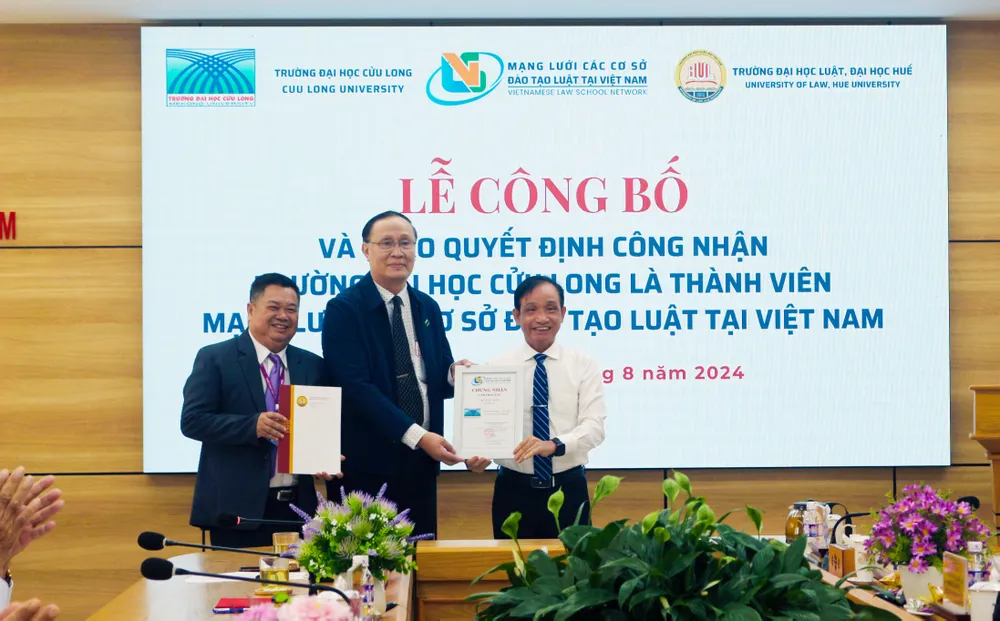 3 PGS TS Đoàn Đức Lương - Trưởng Ban điều hành Mạng lưới VLSN trao chứng nhận thành viên cho Trường Đại học Cửu Long..jpg