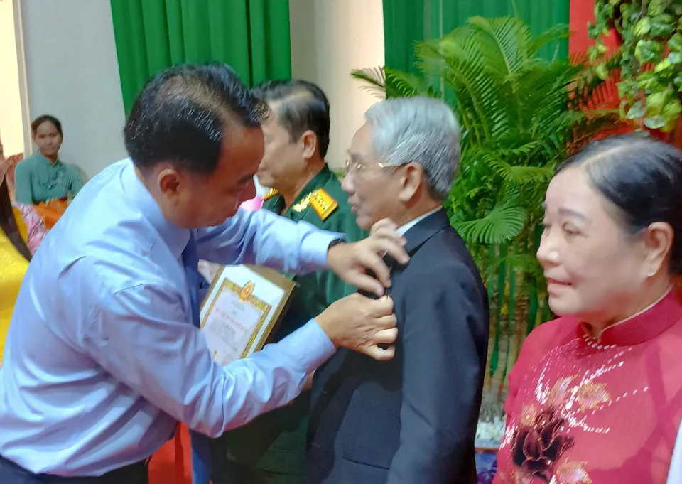 1 Ông Lữ Quang Ngời - Phó Bí thư Tỉnh uỷ, Chủ tịch UBND tỉnh Vĩnh Long trao Huy hiệu 50 năm tuổi Đảng cho đồng chí Lương Minh Cừ.jpg