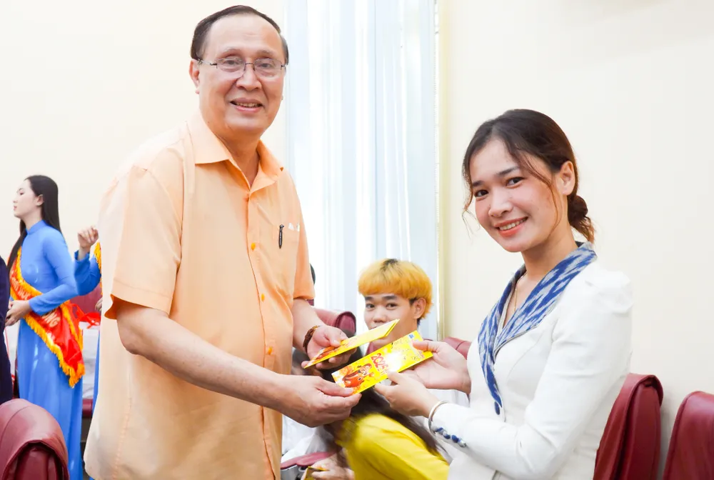 4 Tiến sĩ Nguyễn Thanh Dũng - Phó hiệu trưởng Nhà trường lì xì may mắn cho lưu học sinh..jpg