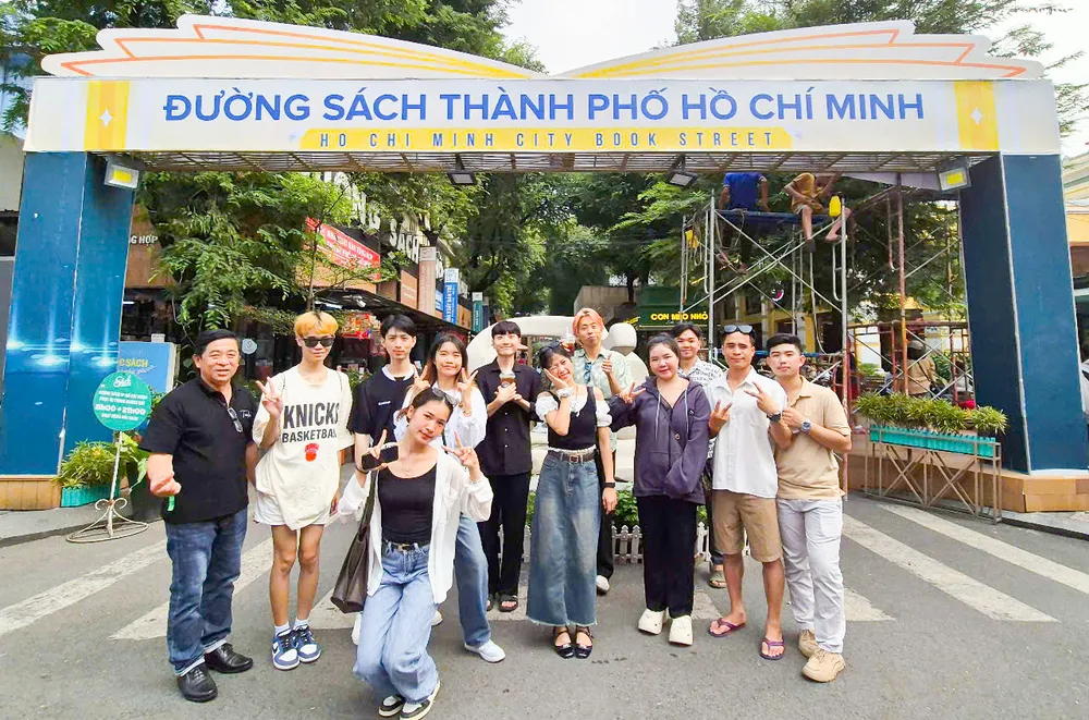 7 Lưu học sinh tham quan, trải nghiệm tại Đường sách Tp HCM.jpg