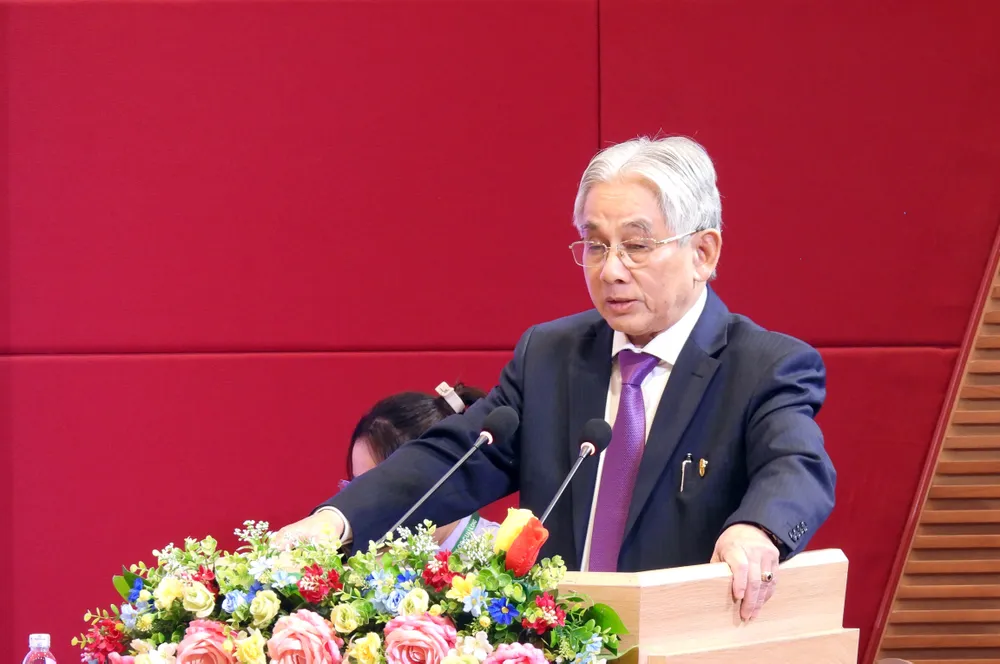 2 Nhà Giáo ưu tú, Phó Giáo sư, Tiến sĩ Lương Minh Cừ - Hiệu trưởng Trường ĐH Cửu Long phát biểu khai mạc.jpg